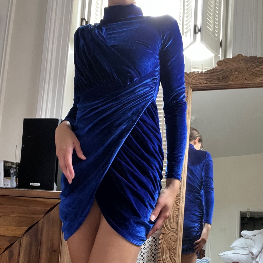 Brand new with tags velvet blue ruched dress
#velvet
#new 
#party 
#layered